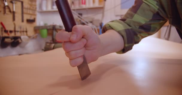 Taners mão com uma faca, de perto. — Vídeo de Stock