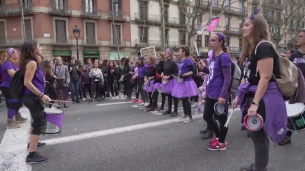 Multe femei cântă la tobe în timpul procesiunii împotriva violenței domestice împotriva femeilor — Videoclip de stoc