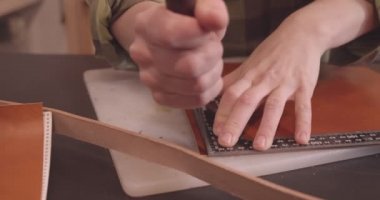 Tanner 'ın eli bıçaklı, yakın çekim..