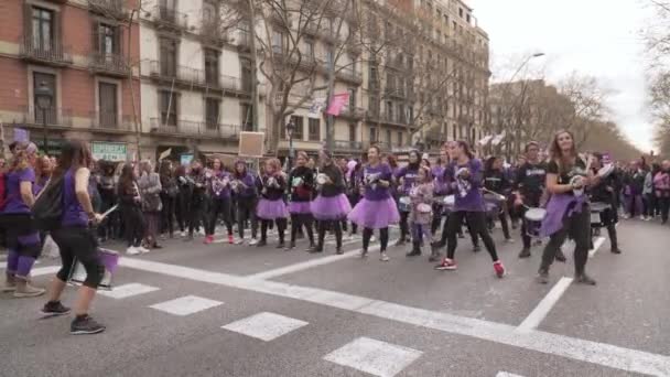 Muitas mulheres tocam bateria durante procissão contra a violência doméstica contra as mulheres — Vídeo de Stock