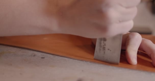 Looiervrouw snijdt de huid met een mes, close-up, slow motion — Stockvideo