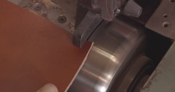 Bearbetning av kanter av läder för tillverkning av hantverk — Stockvideo
