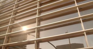 Gün batımında bir ofis binasının duvarında kameralar hareket eder.