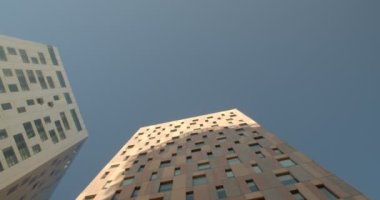 Açık mavi gökyüzüne karşı ofis gökdelenlerinin güzel üst manzarası