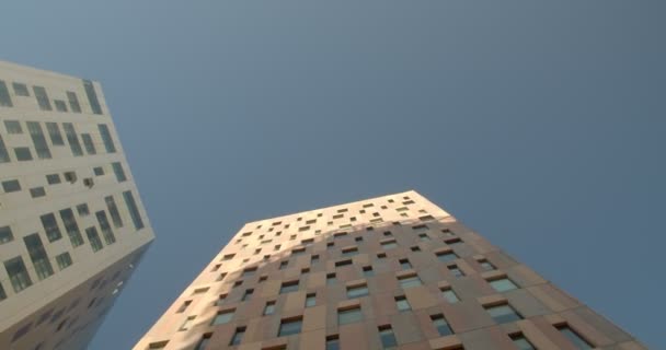 krásný horní pohled na kancelář mrakodrapy proti jasné modré obloze