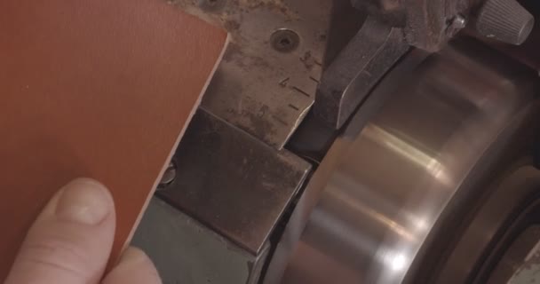 Verwerking van de randen van leder voor het vervaardigen van handwerk — Stockvideo