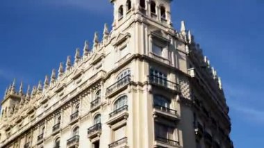 Barselona 'nın merkezindeki güzel eski bina, araba penceresinden manzaralı.