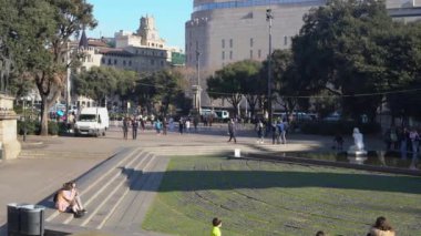 Plaza Catalunya Barselona 'nın merkezinde.