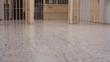 Hapishanede demir parmaklıklı metal kapılar ve gözetleme noktası var..