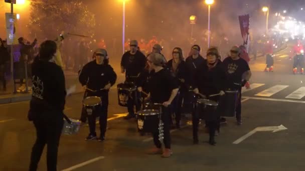 Lidé v ďábelských kostýmech hrají v noci na bubny během ohnivého procesí — Stock video
