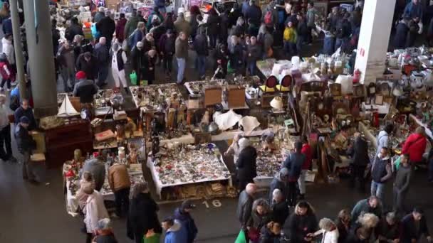 Mucha gente en el mercado de antigüedades. — Vídeos de Stock