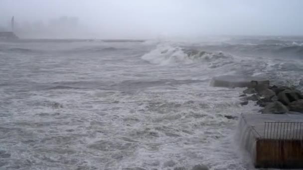 Μεγάλα κύματα χτυπούν στην προβλήτα του λιμανιού κατά τη διάρκεια μιας καταιγίδας. — Αρχείο Βίντεο