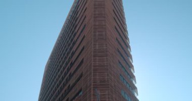 Modern bir ofis binasının panoramik görüntüsü. Bir iş merkezi cephesi