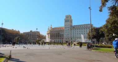 Barselona 'daki Plaza Catalunya. Şehrin tarihi ve turizm merkezi.