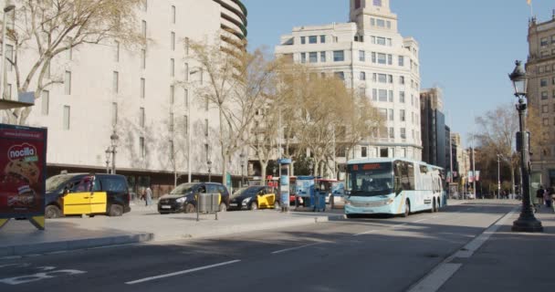 Aeroporto expresso paragem de autocarro em plaza catalunya, Barcelona — Vídeo de Stock