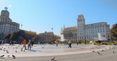 Plazanın panoramik manzarası katalunya ve pınarlar, yavaş çekim