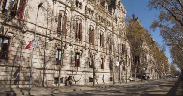Gerichtsgebäude in Barcelona in der Nähe des Arc de Triomf — Stockvideo