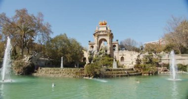 Barcelona 'nın merkezindeki Ciutadella parkında şelale şelalesi