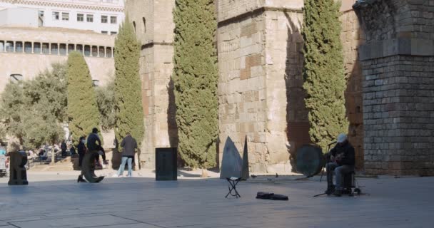 Hombre tocando la guitarra en la plaza frente a la catedral — Vídeos de Stock