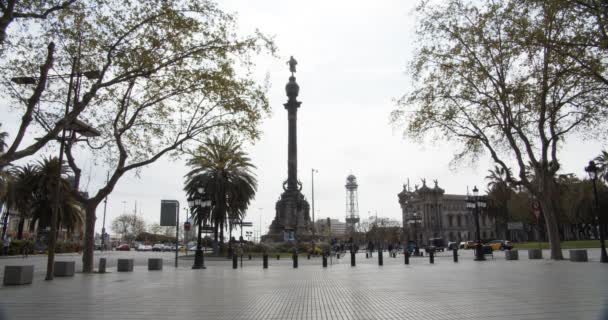 Monumen untuk Christopher Columbus di Barcelona dalam cuaca mendung — Stok Video