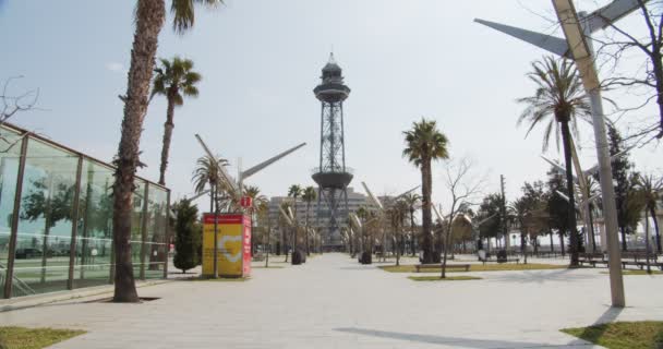 Bâtiment principal du port maritime de Barcelone et le soutien du funiculaire Monjuic. — Video