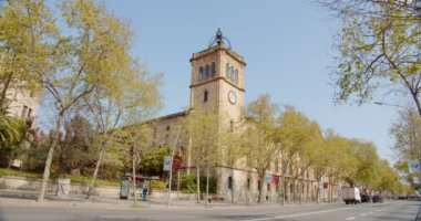 Barselona Üniversitesi, meydandan manzara.