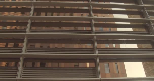 Fachada de um edifício de escritório ao pôr-do-sol, vista inferior — Vídeo de Stock