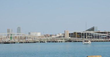 Barselona gezinti güvertesi. Maremagnum alışveriş merkezinin panoramik görüntüsü