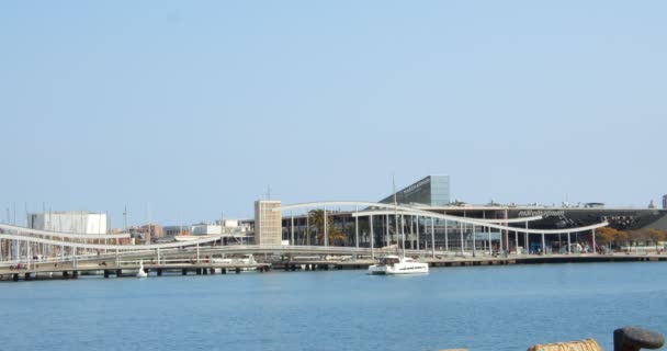 Promenade van Barcelona. panoramisch uitzicht op winkelcentrum Maremagnum — Stockvideo