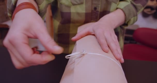 タナーが革のロールを解く。タナー女の手 — ストック動画