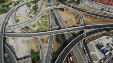 Çok geniş yol kavşağının güzel gerçek görüntüsü. Birçok araba, ağır çekim, 4k.