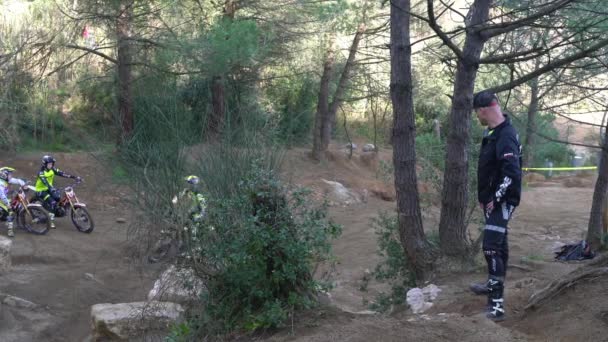 Junges Mädchen auf Trial-Motorrad bereitet Sprung auf einen steilen Berg vor — Stockvideo