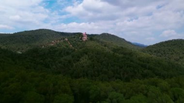 Antik kaleye doğru dağ ormanının üzerinden uçmak.