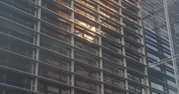 Spiegelung der Sonne in der Fassade des Business Centers am Abend. — Stockvideo