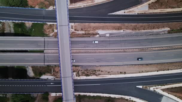 Sobrevolando la autopista de alta velocidad. — Vídeo de stock