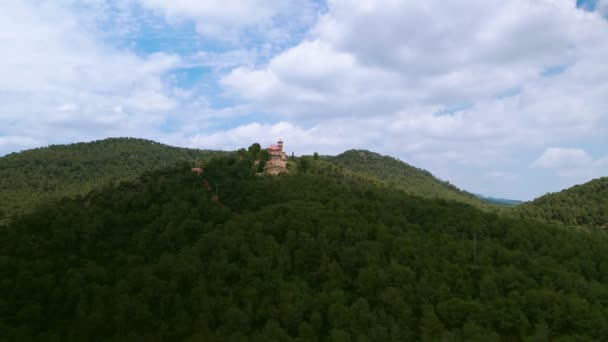 Vuelo sobre el bosque de montaña hacia el antiguo castillo. — Vídeo de stock