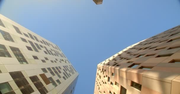 Mooie hoge kantoorgebouwen tegen de blauwe lucht. — Stockvideo