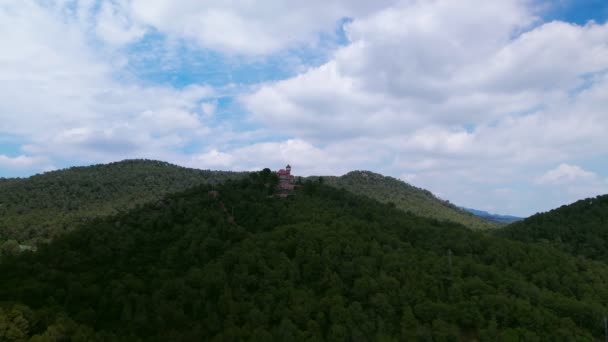 Bellissimo castello medievale in cima alla montagna. — Video Stock