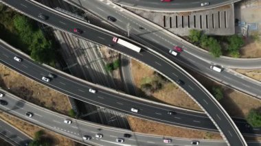 Büyük kavşağın güzel gerçek görüntüsü. Birçok araba ve ağır çekim var.