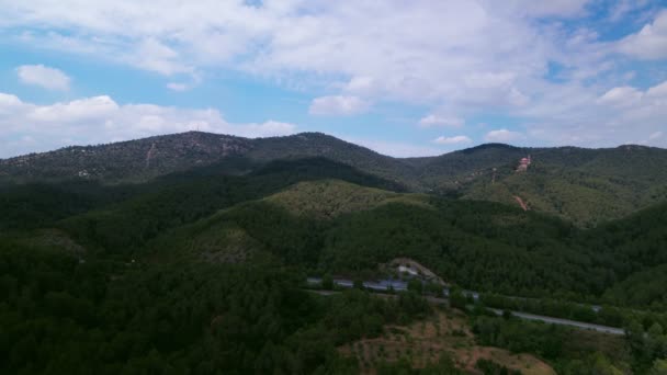 Volo sopra la foresta verso alte montagne in una giornata di sole — Video Stock