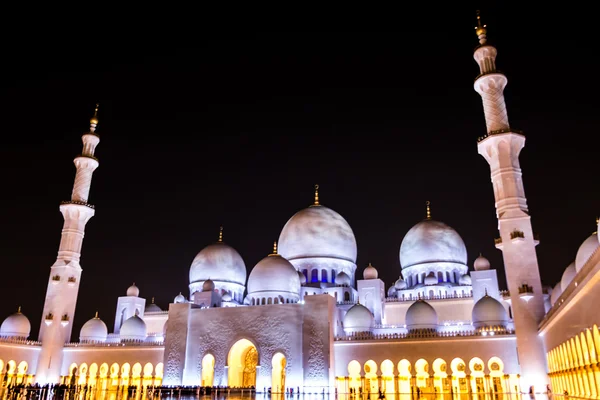Abu Dhabi Sheikh Zayed moskee 's nachts — Stockfoto