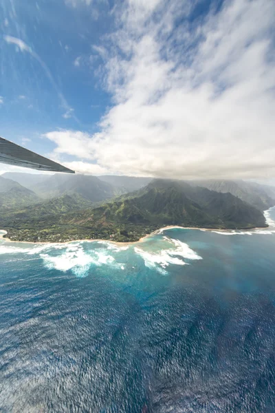 Montagnes Kauai sur l'île paradisiaque tropicale de Kauai, Hawaï — Photo