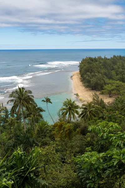 Montanhas Kauai na ilha paradisíaca tropical de Kauai, Havaí — Fotografia de Stock