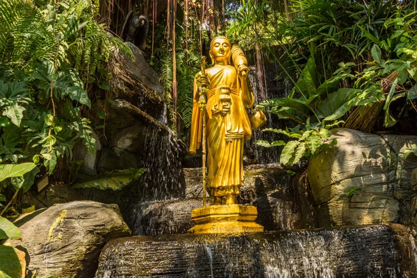 O Monte Dourado em Wat Saket, Monumento de Viagem de Bangkok THAILA — Fotografia de Stock