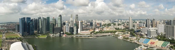 Singapore stadens silhuett och över Marina Bay — Stockfoto