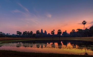 Gölün arasında görülen Wat Angkor gündoğumu