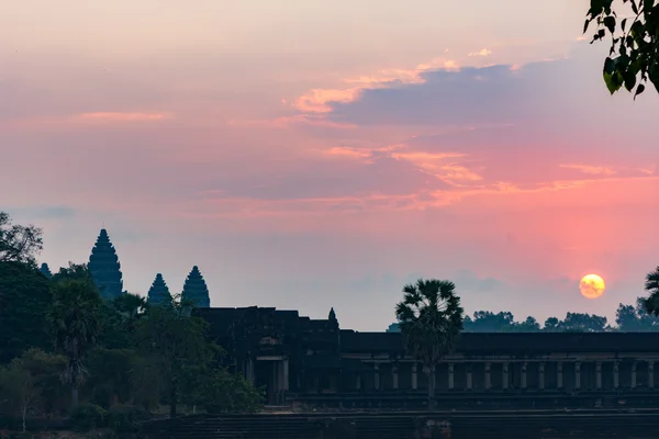 Angkor amanecer Wat visto a través del lago — Foto de Stock