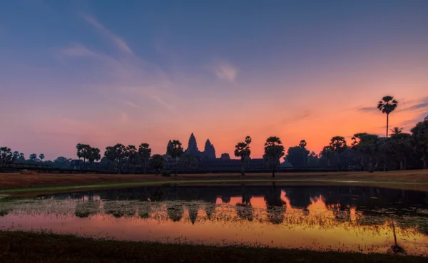 Angkor amanecer Wat visto a través del lago — Foto de Stock