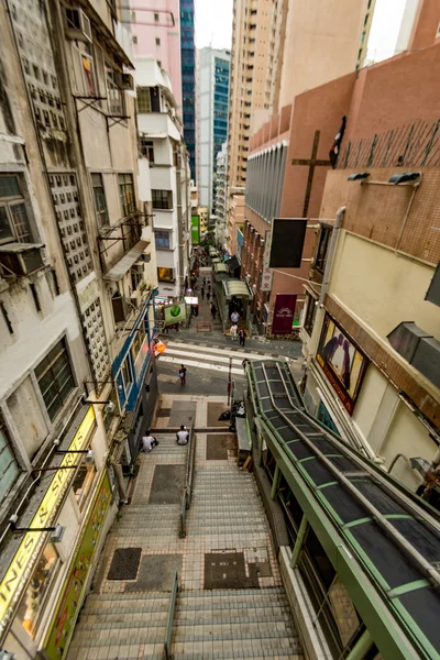 Hong Kong - Januray 11: Pěší nadjezdu centru na centrální — Stock fotografie