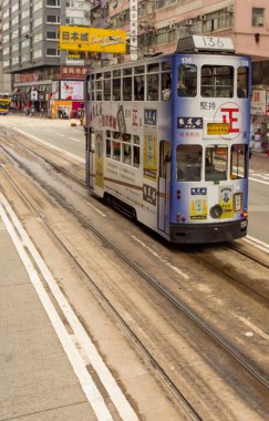 Hong Kong - 11 Ocak: Hong Kong şehir tramvay J kullanan kişiler